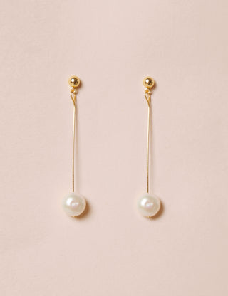 The Aisle Edit Abigail gold pearl drop earring
