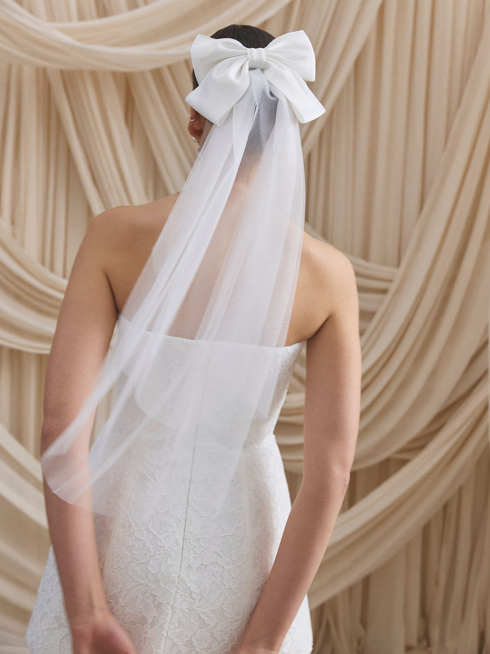 CHARLOTTE MILLS AURORA - Satin bow trim elbow-length veil
