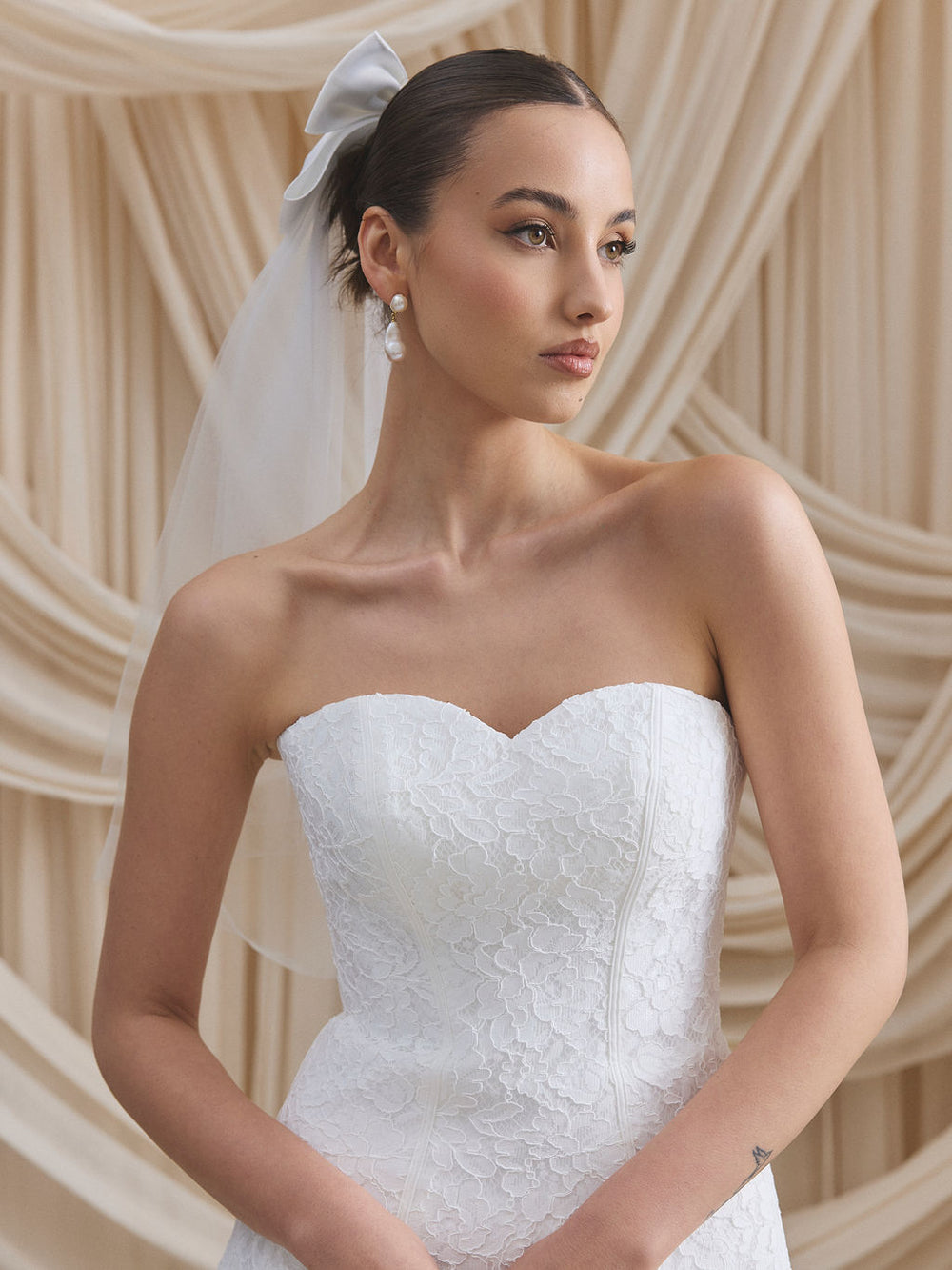 CHARLOTTE MILLS AURORA - Satin bow trim elbow-length veil
