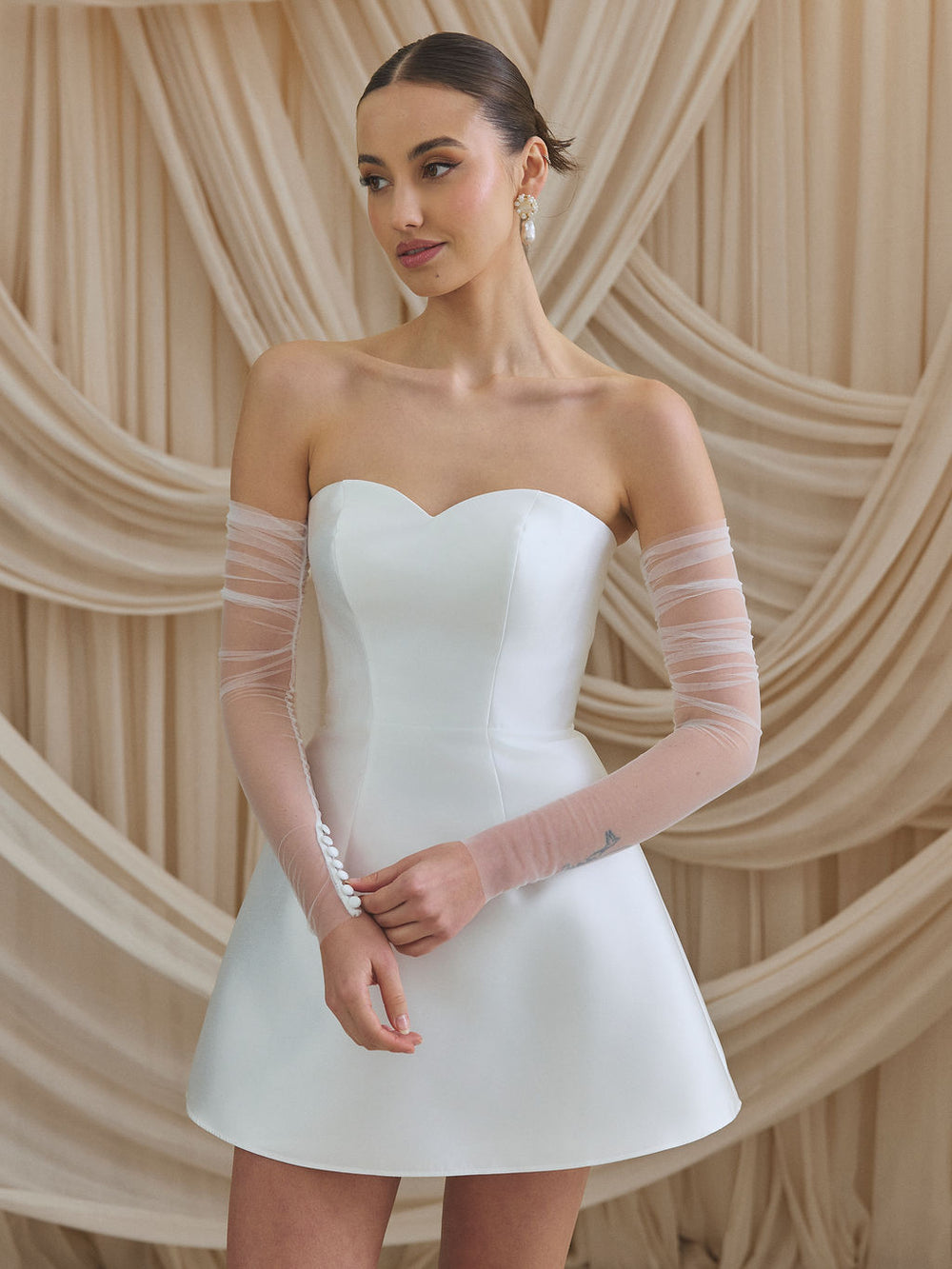 CHARLOTTE MILLS CARRIE - Gathered tulle sleeves with button detailing at the cuffs