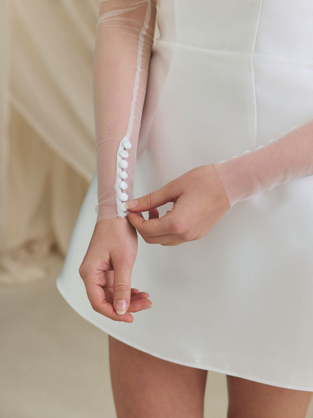 CHARLOTTE MILLS CARRIE - Gathered tulle sleeves with button detailing at the cuffs